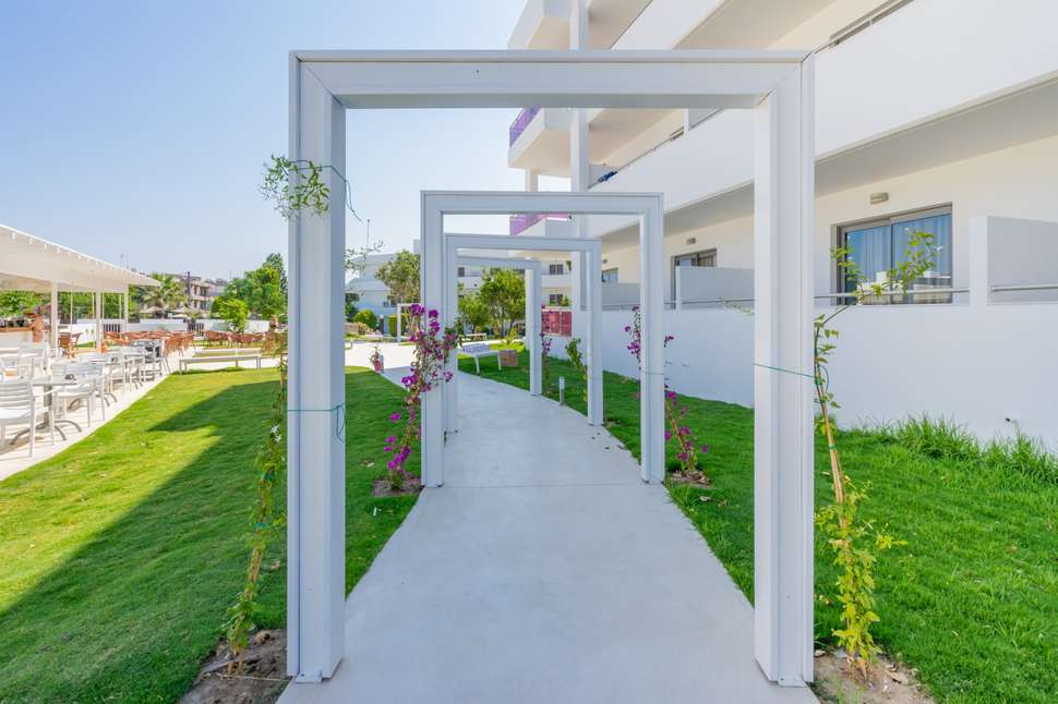 Een foto van het terras bij Stamos Hotel Faliraki