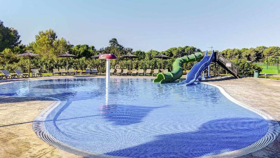 Een foto van het zwembad bij Magic Life Cala Pada