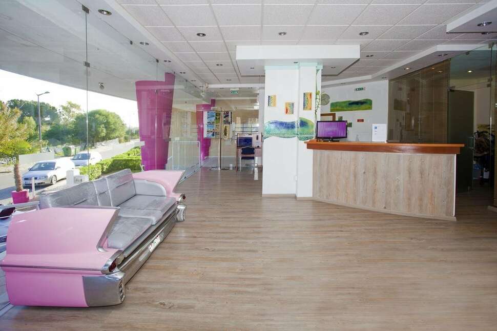 Een foto van het interieur van Bayside Salgados Appartementen