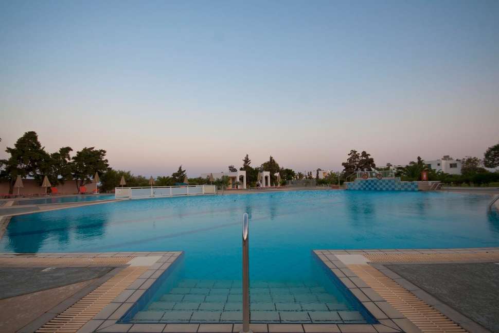 Een foto van het zwembad bij Sovereign Beach Hotel
