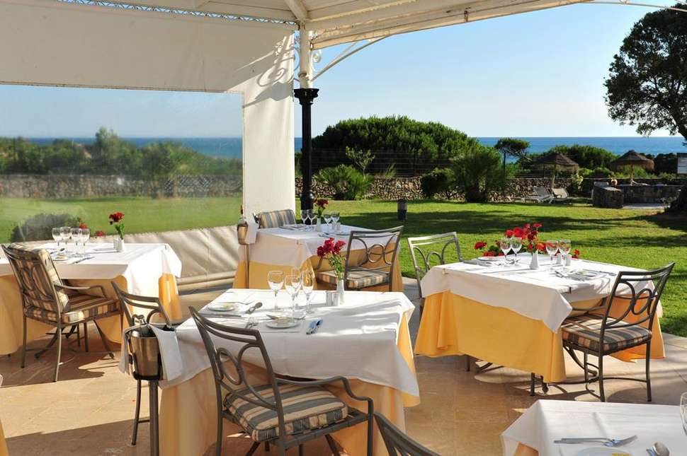 Een foto van het terras bij Hipotels Barrosa Palace & Spa