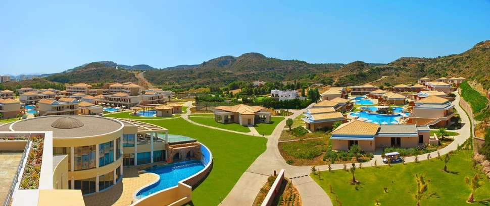 Een foto van het zwembad bij La Marquise Luxury Resort