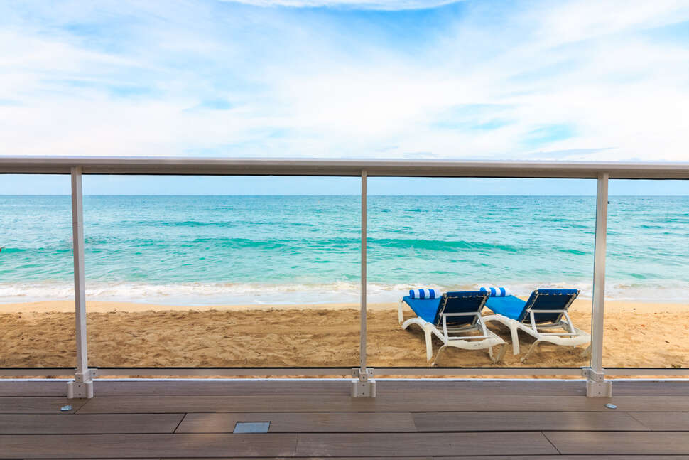 Een foto van het strand bij Travellers Beach Resort