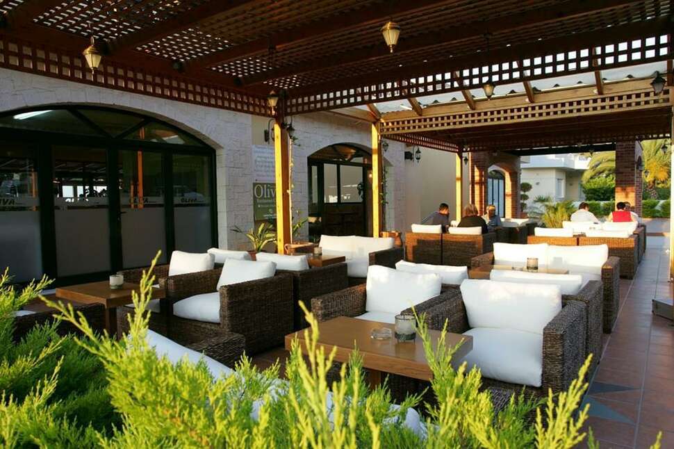 Een foto van het terras bij Asterias Village Resort