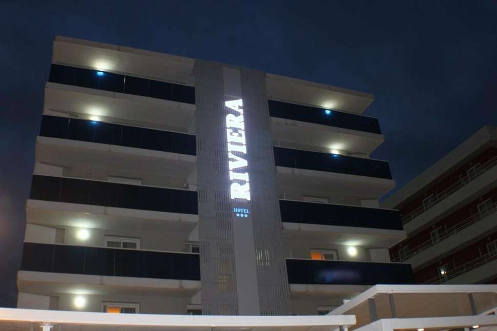 Ein Foto von der Außenansicht des Hotel Riviera