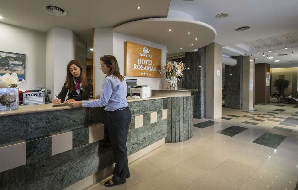 Een foto van het interieur van Hotel Rosamar & Spa