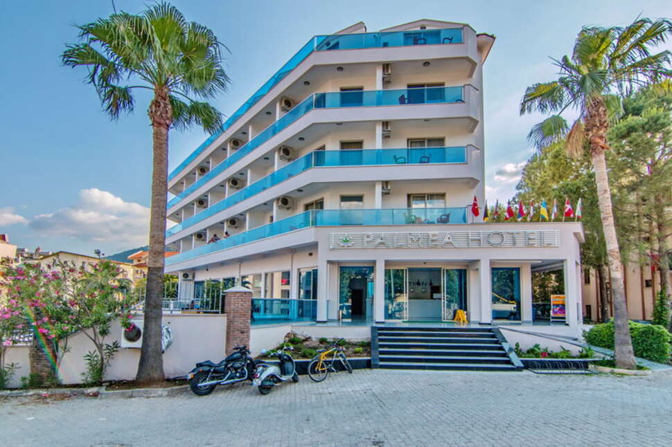 Ein Foto von der Außenansicht des Hotel Palmea