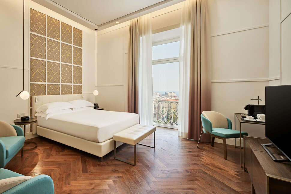 Ein Foto De Bonart Naples Curio Collection by Hilton