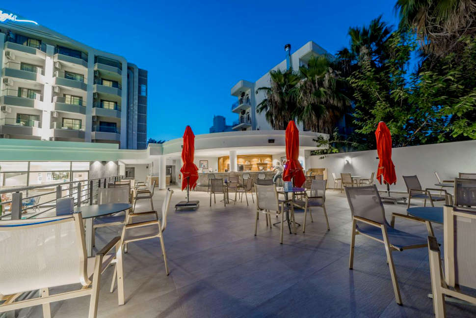 Een foto van het terras bij Premier Nergis Beach