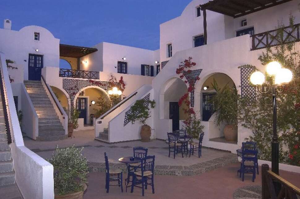 Een foto van het terras bij Kouros Village