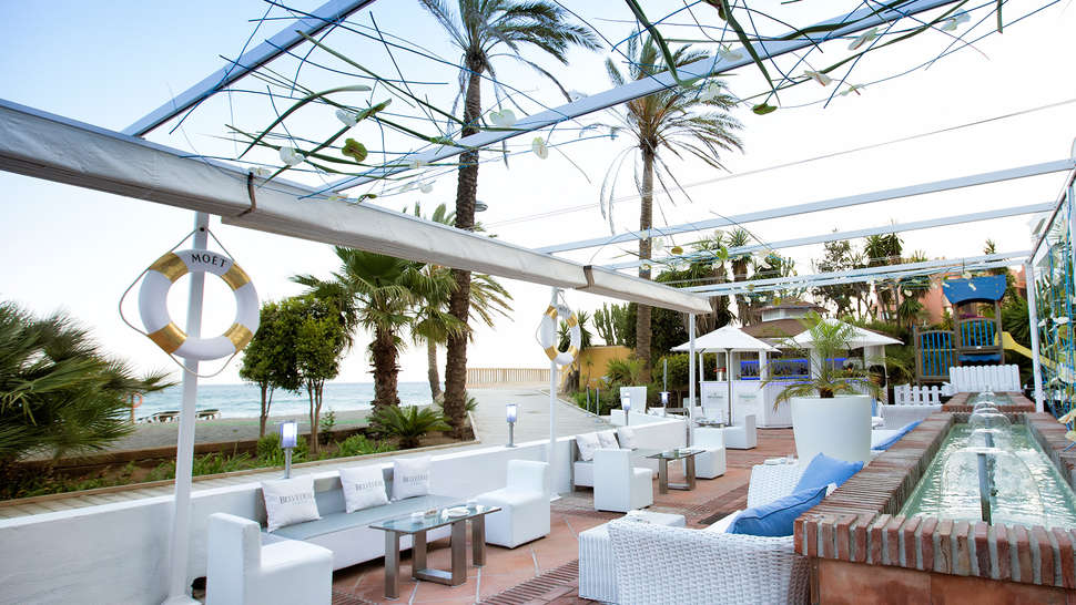 Een foto van het terras bij Gran Hotel Guadalpin Banus