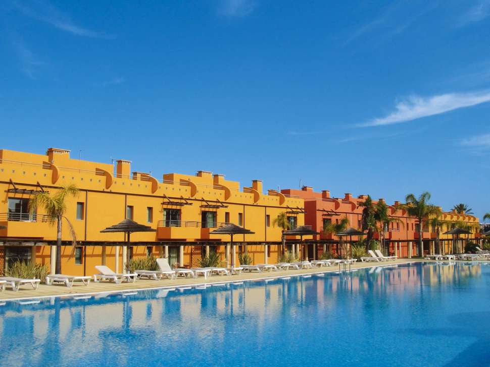 Een foto van het zwembad bij NH Marina Portimao Resort