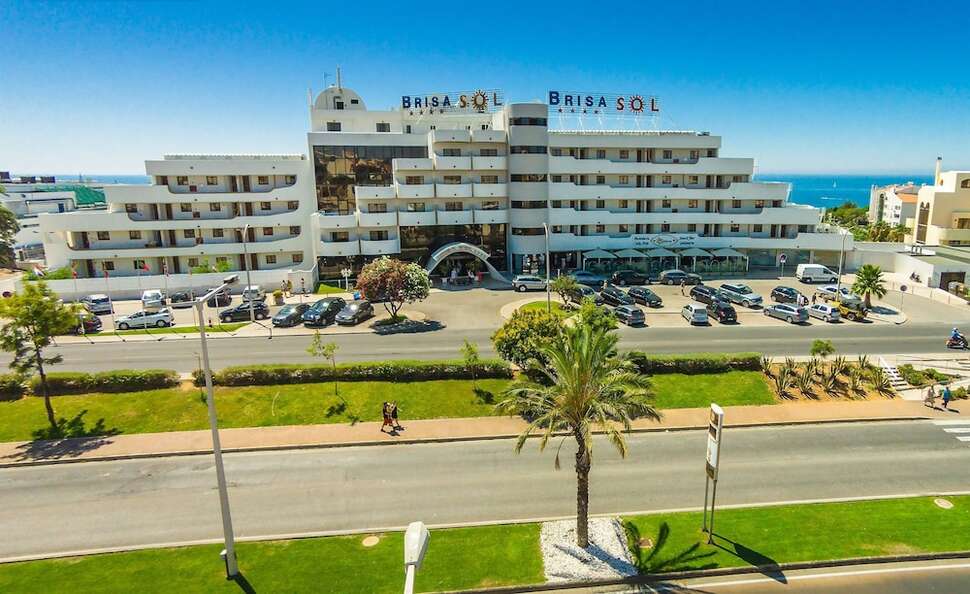Een foto van de buitenkant van Hotel Brisa Sol
