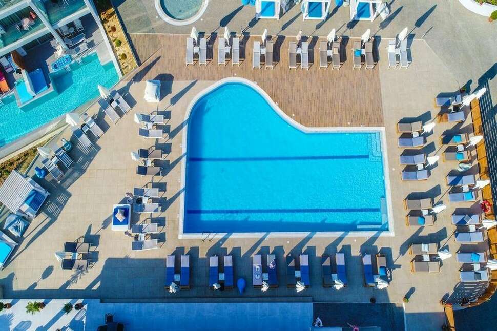 Een foto van het zwembad bij Harmony Crest Resort & Spa