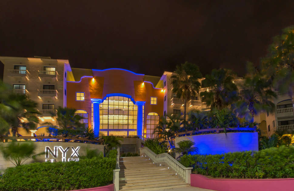 Een foto van de buitenkant van NYX Cancun