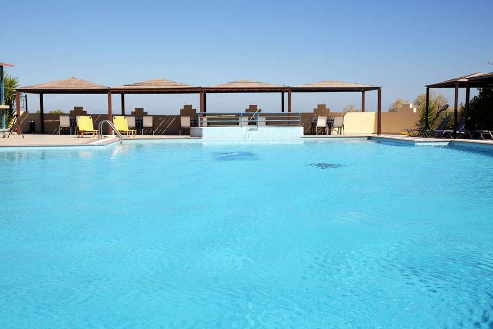 Ein Foto vom Pool im Telhinis Hotel