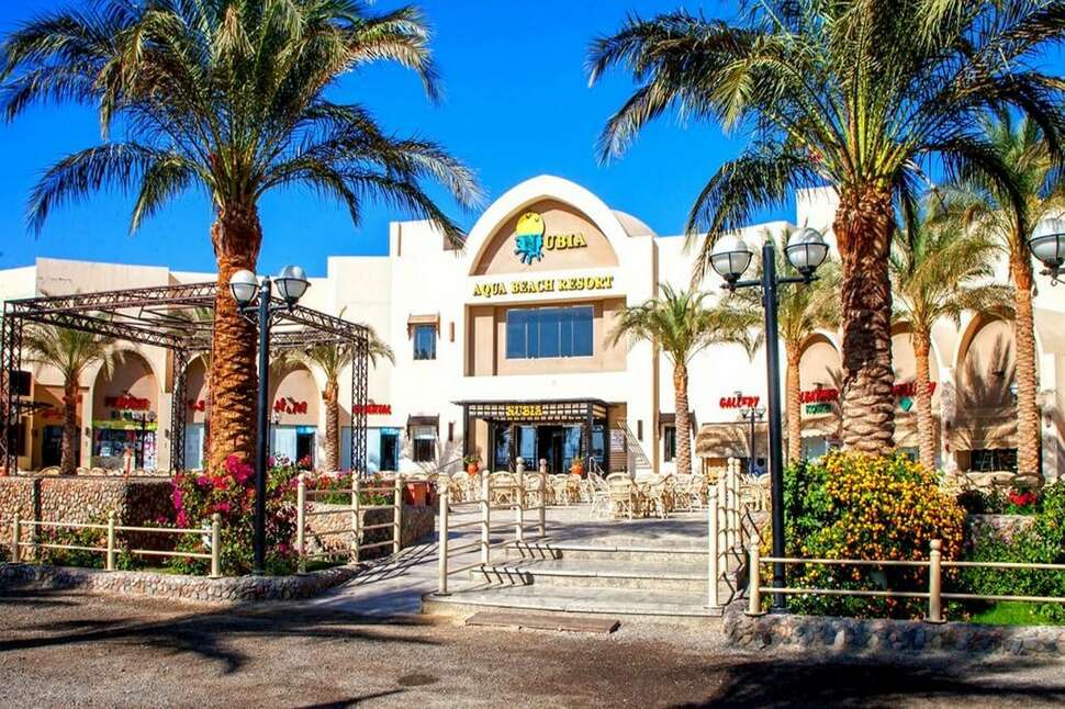 Een foto van de buitenkant van El Karma Aqua Beach Resort