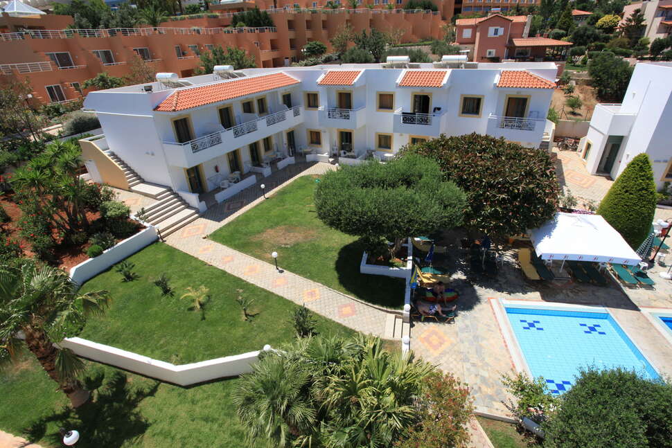 Een foto van het zwembad bij Nikolas Villas Appartementen