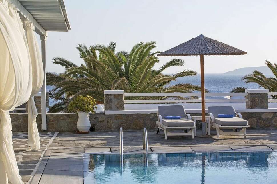 Een foto van het zwembad bij Manoulas Mykonos Beach Resort