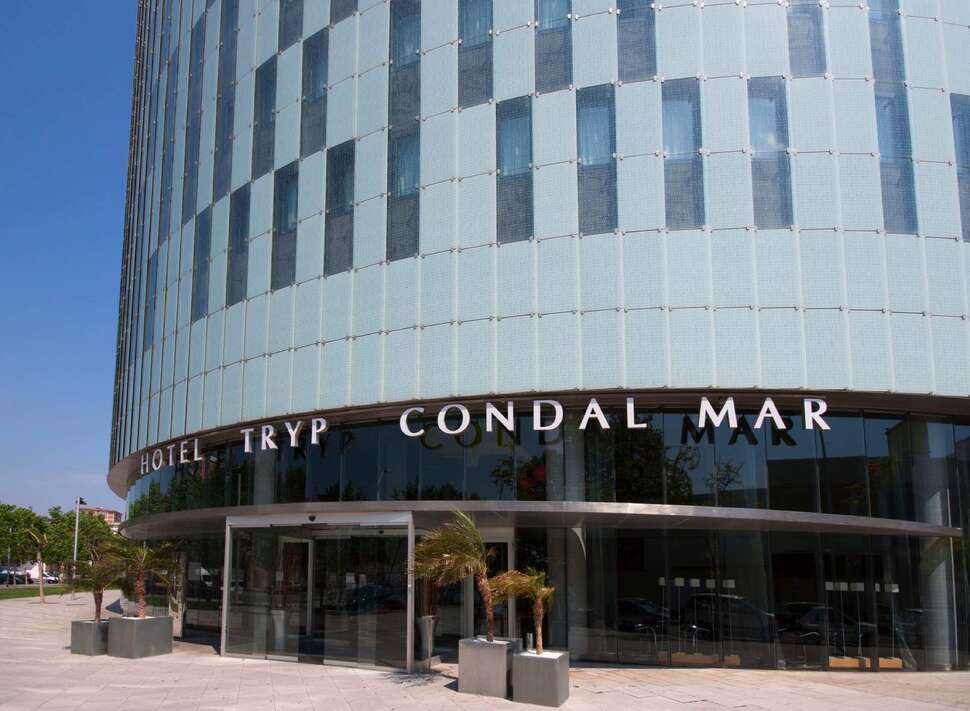 Een foto van de buitenkant van Hotel Barcelona Condal Mar Affiliated by Melia