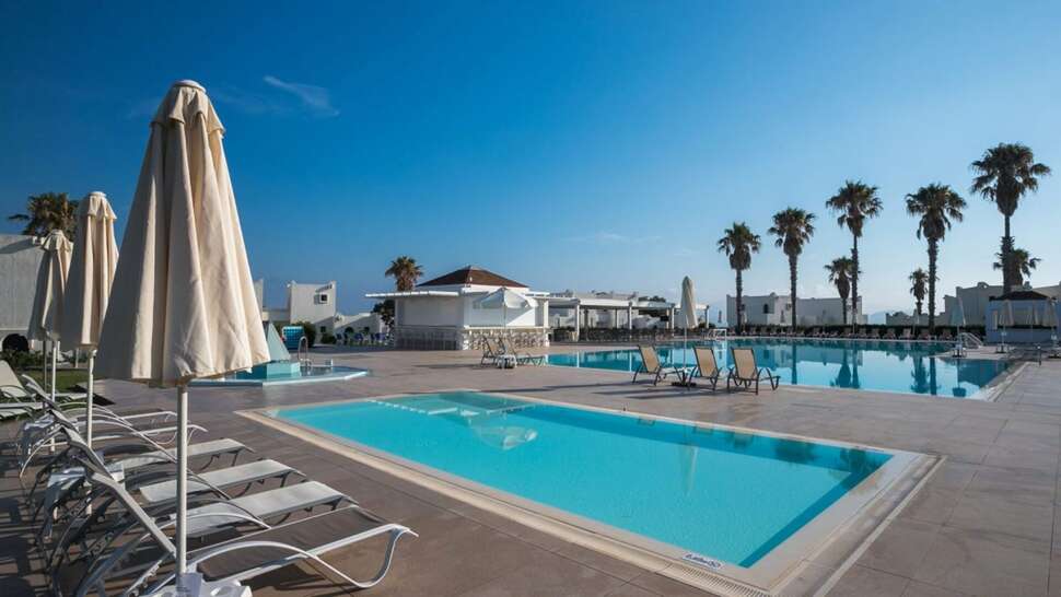 Ein Foto vom Pool im Aeolos Beach Hotel