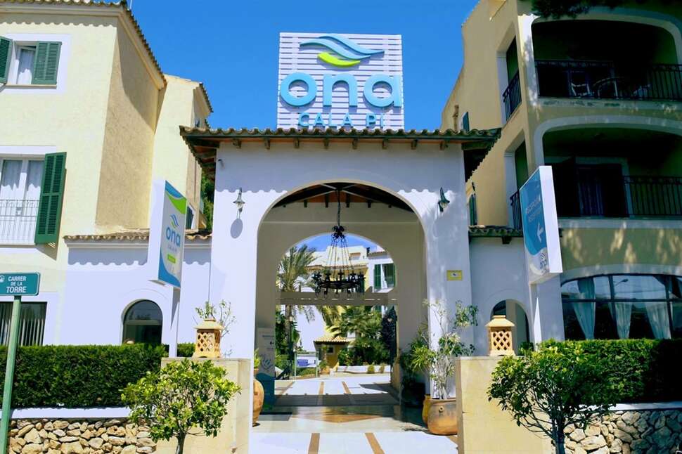 Een foto van de buitenkant van Ona Cala Pi Club Aparthotel