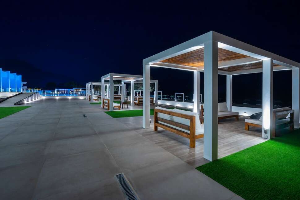 Een foto van het terras bij Kamari Plus Hotel