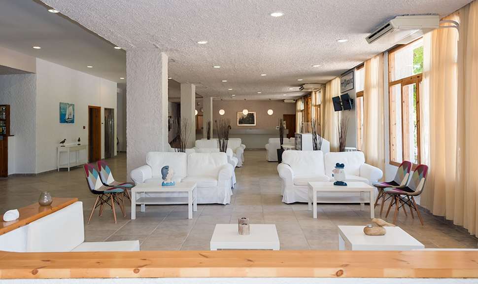 Een foto van het interieur van The Grove Seaside Hotel