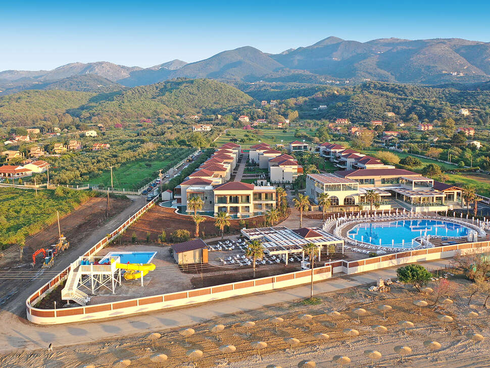 Een foto van de buitenkant van Almyros Beach Hotel