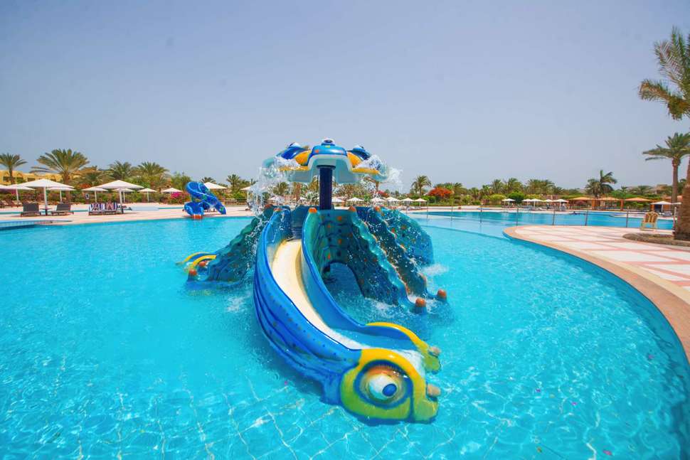 Een foto van het zwembad bij Pharaoh Azur Resort