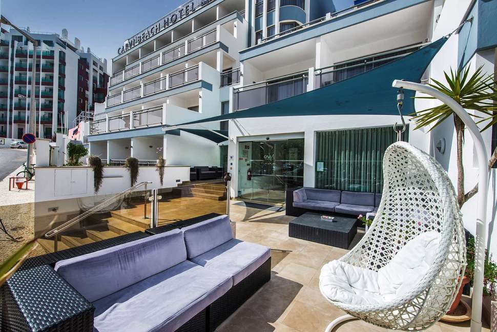 Een foto van de buitenkant van Carvi Beach Hotel