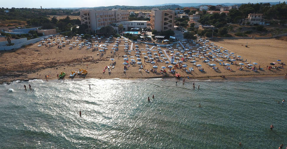 Een foto van het strand bij Hotel Club Eloro