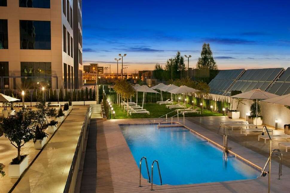 Een foto van het zwembad bij Hilton Garden Inn Sevilla