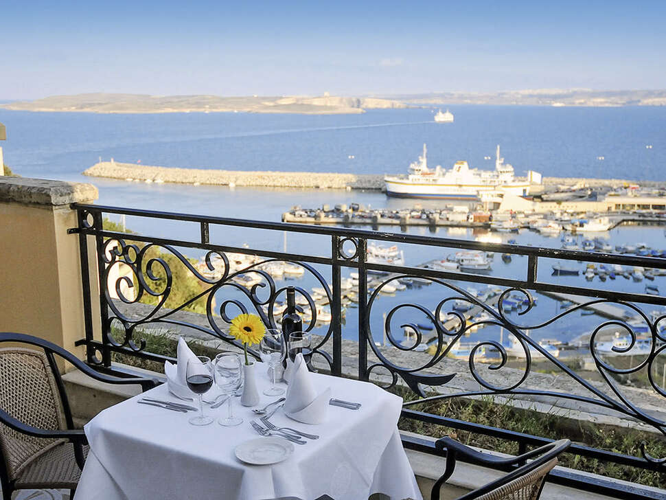 Een foto van het terras bij Hotel Grand