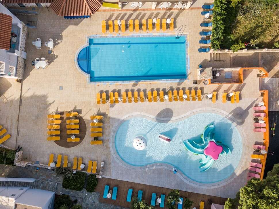 Een foto van het zwembad bij Katrin Hotel & Bungalows