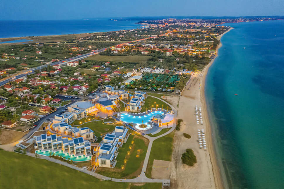 Een foto van de buitenkant van Portes Lithos Luxury Resort