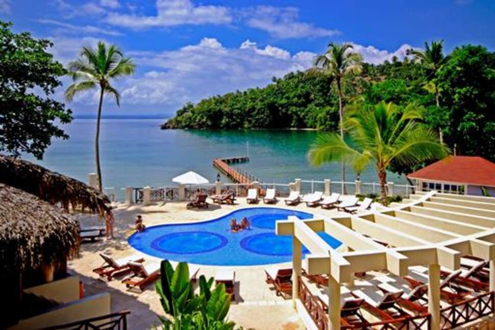 Een foto van het zwembad bij Grand Bahia Principe Cayacoa