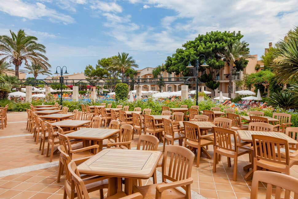 Een foto van het terras bij Hotel Zafiro Menorca