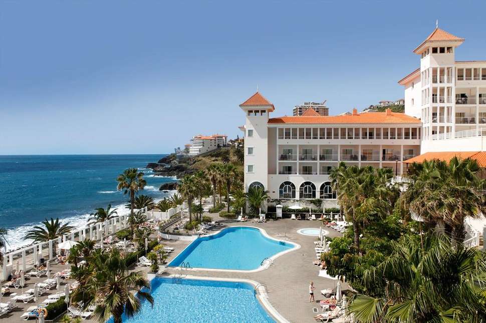 Een foto van het zwembad bij Riu Madeira