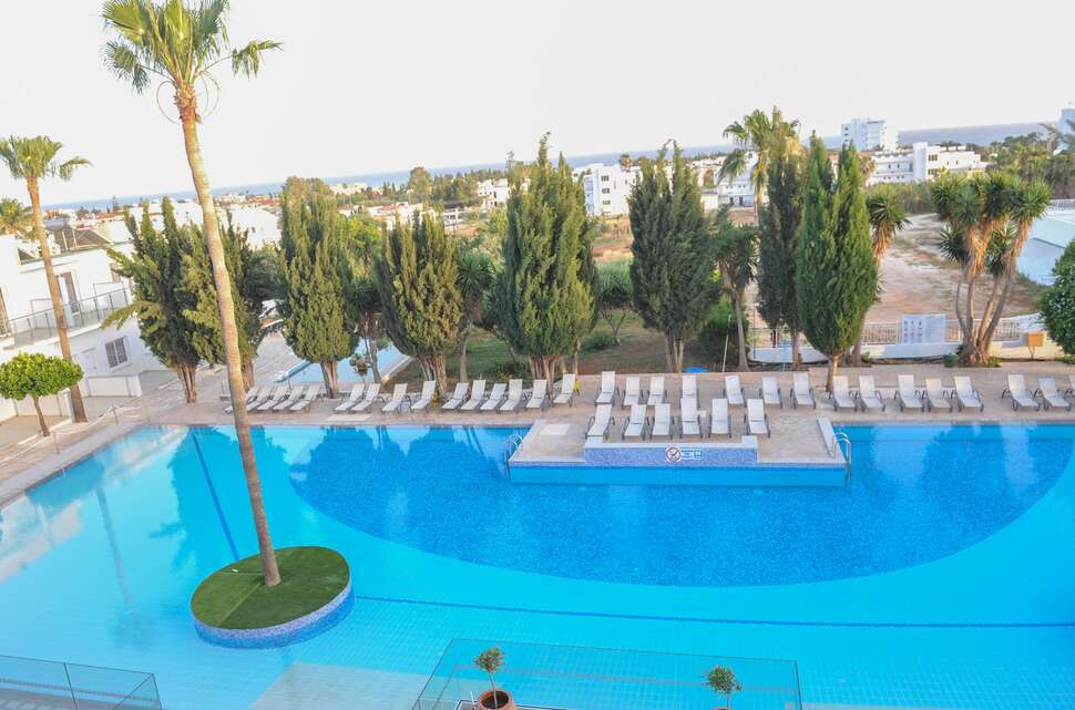 Een foto van het zwembad bij Fedrania Gardens Hotel
