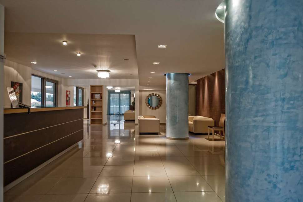 Een foto van het interieur van Lagomandra Beach Hotel & Suites
