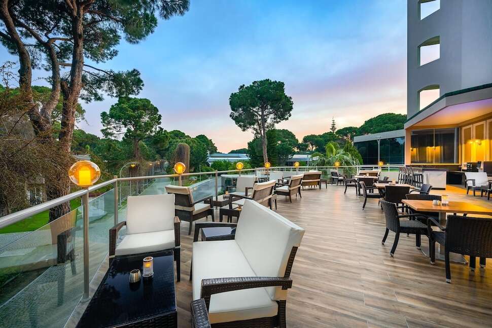 Een foto van het terras bij Pine Beach Belek