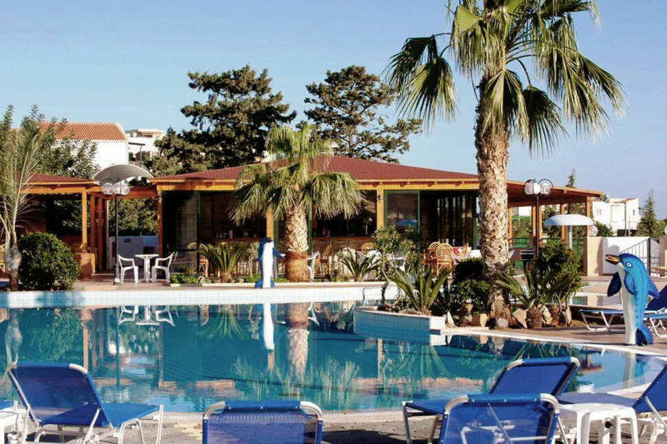Een foto van het zwembad bij Asterias Village Resort