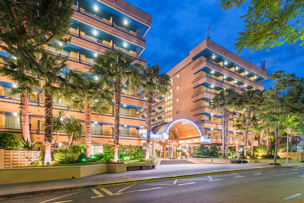 Een foto van de buitenkant van 4R Hotel Playa Park