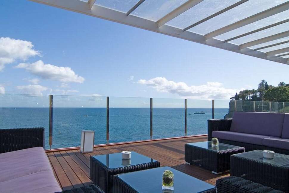Een foto van het terras bij Pestana Carlton Madeira