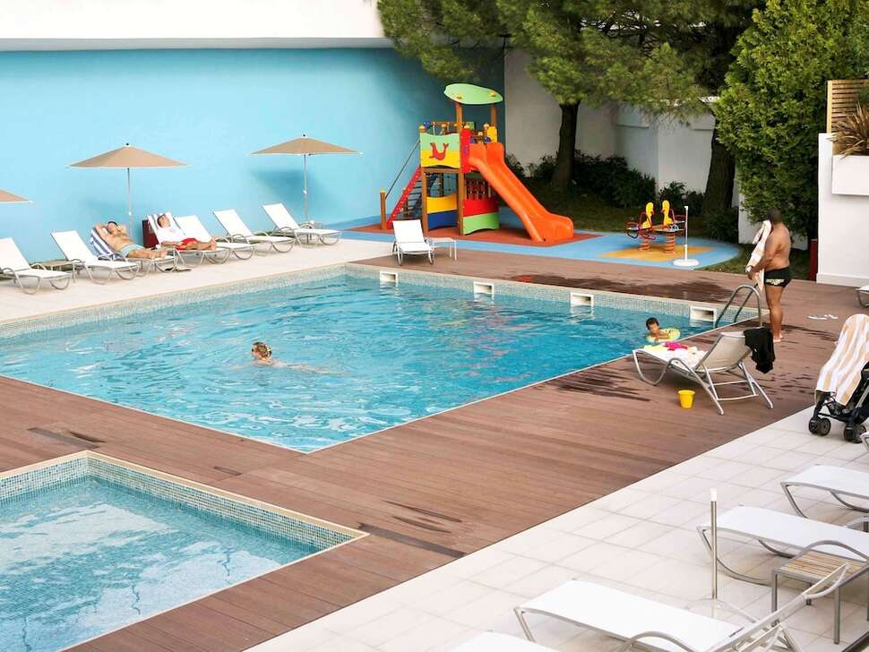 Een foto van het zwembad bij Novotel Lisboa