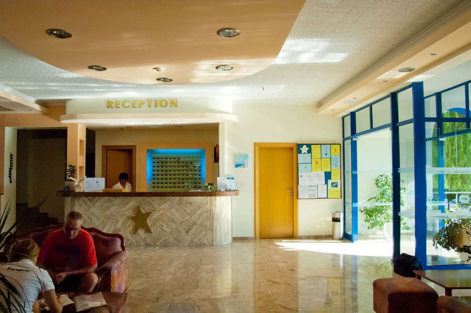Een foto van het interieur van Hotel Tigaki's Star