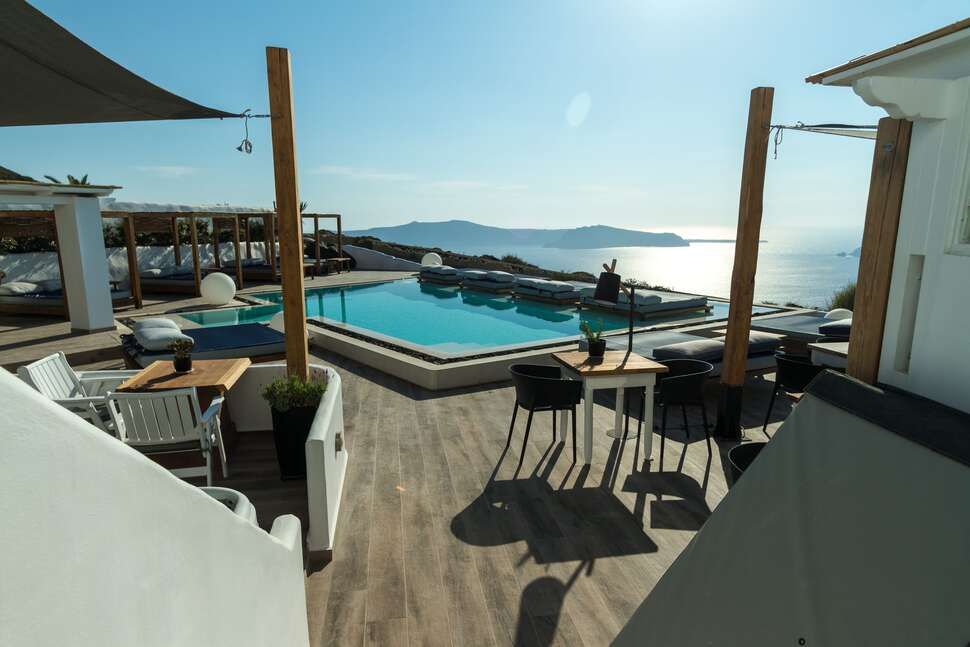 Een foto van het zwembad bij Amaze Suites