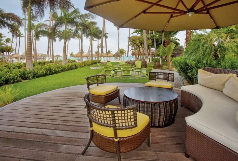 Een foto van het terras bij Holiday Inn Resort Aruba Beach Resort & Casino