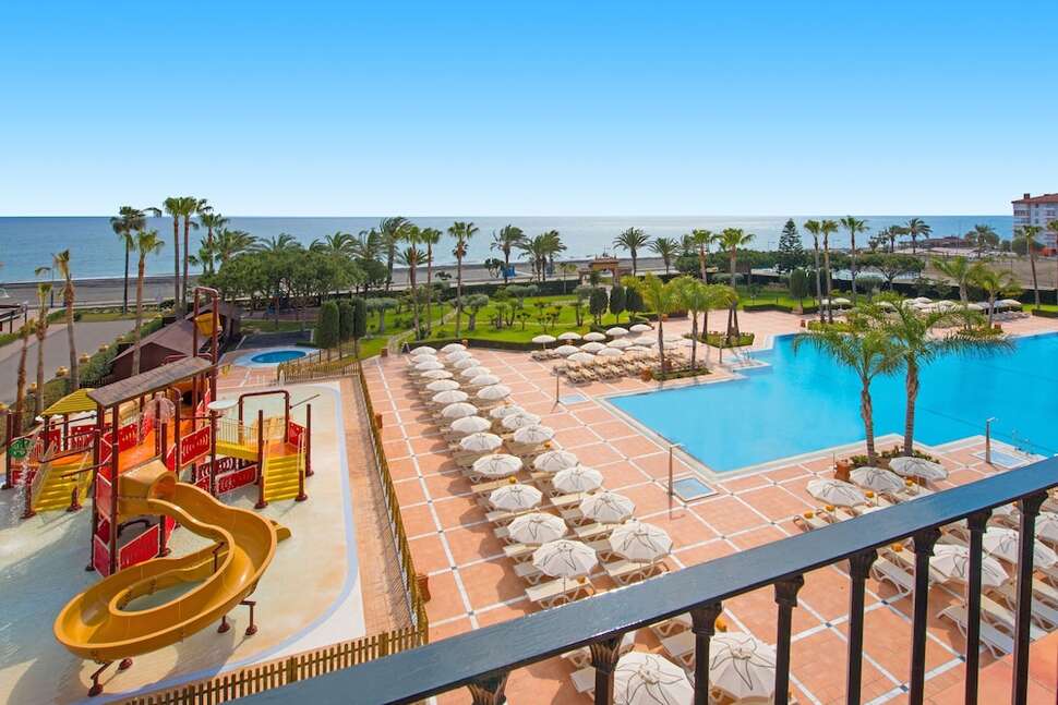 Een foto van het zwembad bij Iberostar Malaga Playa
